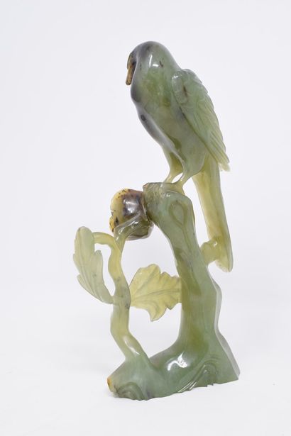 null CHINE XXe. 

Oiseau sur une branche fleurie en jadéite 

H. 19 cm