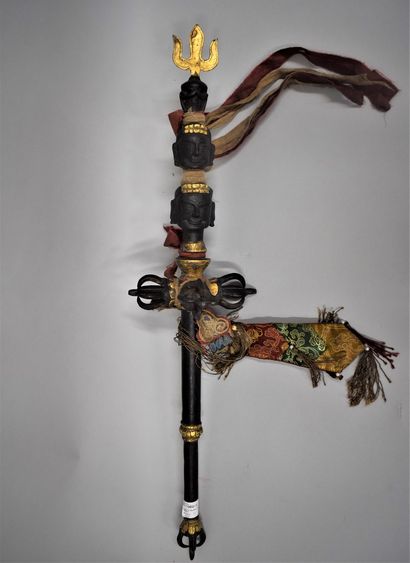 null TIBET - Début XXème siècle.

Sceptre Bouddhique en bronze à patine noire formé...