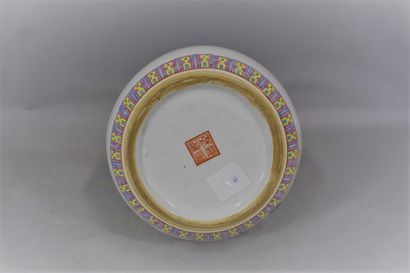 null CHINE - XXème SIECLE,

Vase en porcelaine à décor émaillé polychrome d'un paon...