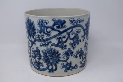 null CHINA - 20th century, in the Ming style

Porcelain pot cover with blue and white...