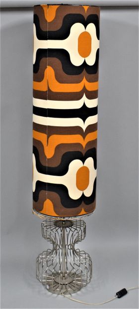 null Floor lamp circa 1970



Chromed metal base with geometrically decorated fabric...