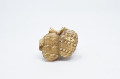 null JAPAN - 20th century

Ivory netsuke carved with a man with a mallet sitting...