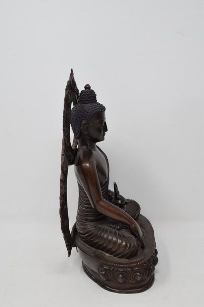 null NEPAL, 20th century,

Lot composed of two buddhas, the first one in copper alloy...