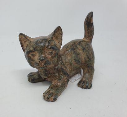  CHENET Pierre (XXe siècle) 
Petit chat 
bronze à patine ocre nuancée, cachet de...