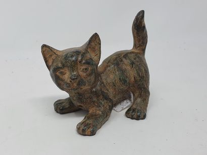  CHENET Pierre (XXe siècle) 
Petit chat 
bronze à patine ocre nuancée, cachet de...