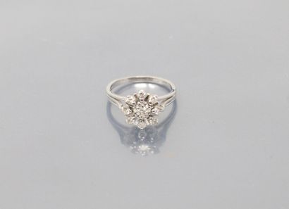 null 18k (750) white gold flower ring set with modern round diamonds.

Finger size...