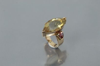 null 18k (750) yellow gold ring set with a navette citrine supported by two triangular...