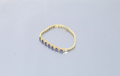 null Articulated bracelet in 18K (750) yellow gold centered with alternating oval...