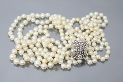 null Collier trois rangs de perles de culture en chute, fermoir en or gris 18k (750)...