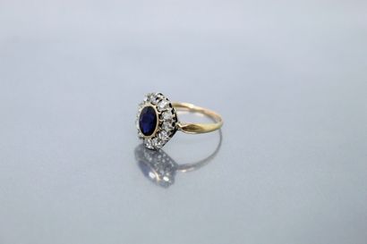 null 18k (750) yellow gold and platinum daisy ring set with an imitation blue stone...