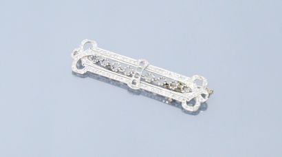 null Debris: 18k (750) white gold rectangular brooch with knots at the ends, paved...