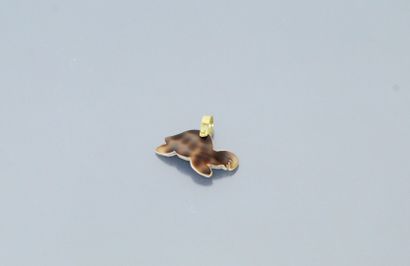 null Turtle pendant with an 18k (750) gold clip.

 Gross weight: 0.91 g.

(Head of...