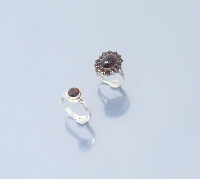 null Lot of two silver plated rings with red stones.

Finger size: 53, 56.