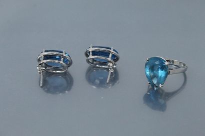 null Half set of 18k (750) white gold including a ring and a pair of ear studs. The...