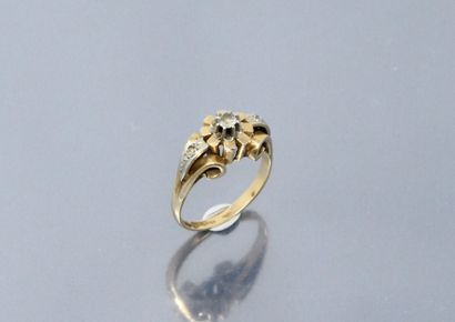 null 18k (750) yellow and white gold ring set with a white stone. 

Finger size:...