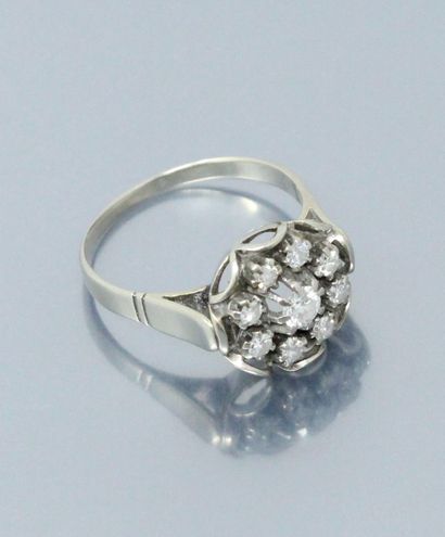 null 18k (750) white gold flower ring set with diamonds. 

Marked with an eagle's...