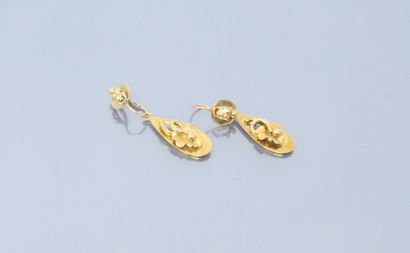 null Pair of 18k (750) yellow gold earrings with foliage design.

Weight : 4.91 ...