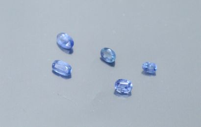 null Lot of five sapphires on paper. 

Ceylon, unheated. 

Weight : approx. 3.90...