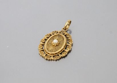 null 
14k (585) yellow gold oval openwork pendant with a pearl. 




Gross weight:...