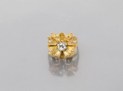 null Bague en or jaune 18k (750) et platine ornée d'un diamant rond taille moderne.

Poids...