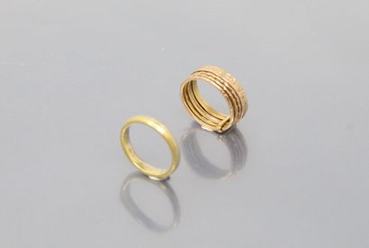 null Lot of two 18k (750) gold rings, one with seven rings, the other with two golds....