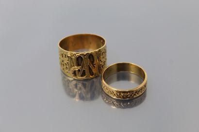 null Lot of 18k (750) yellow gold consisting of a wedding ring and a signet ring...