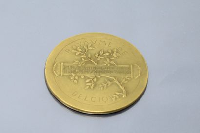 null Gilt bronze medal

Obverse: the Renommée holding in her right hand a branch...