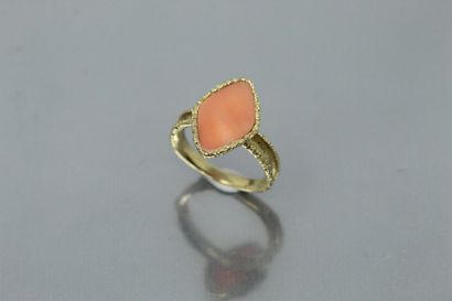 null 18k (750) yellow gold ring with a diamond-shaped coral plate. 

Finger size:...