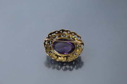 null 14k (585) yellow gold brooch set with a large amethyst cabochon and small pearls....