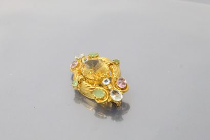 null 18k (750) yellow gold scroll brooch holding a large citrine in its center, with...