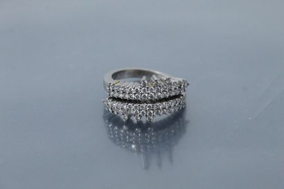 null 
Bague double anneau or gris 18k (750) ornée de deux ligne de diamants de part...