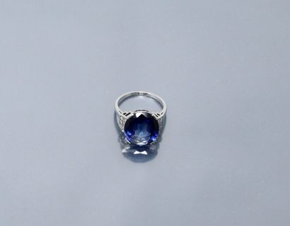 null 18k (750) white gold ring set with a synthetic sapphire and two diamonds on...