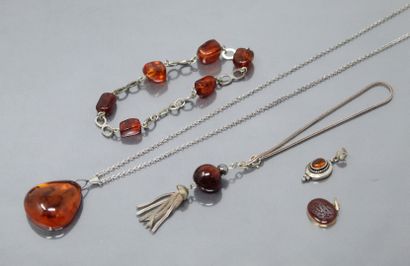 null 
Lot of amber and resin jewels including necklace, bracelets and pendants. Metal...
