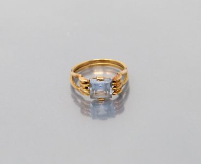 null 
18k (750) yellow gold ring set with a square synthetic blue spinel. 





Finger...