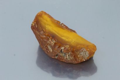 null Piece of raw amber on paper 

Weight : 37,10 g.