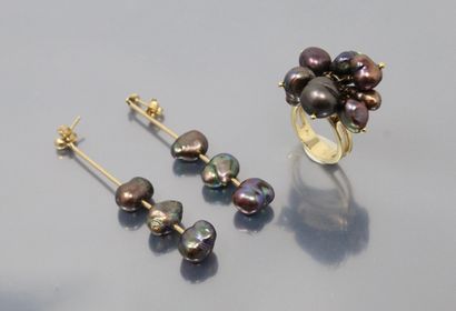 null Yellow gold half set with baroque Tahitian pearls, consisting of an 18k (750)...