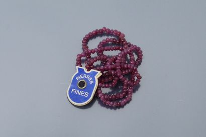 null Perles de rubis enfilés sur un fils rouge. Sans fermoir. 

Poids brut : 14.15...