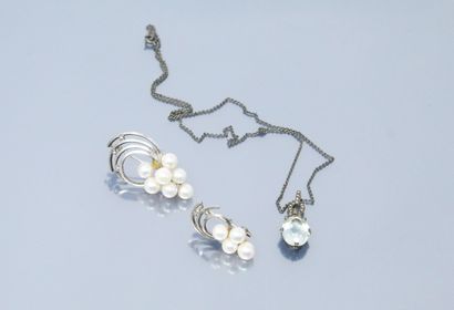 null Lot of fancy jewelry including :

Metal brooch with 4 pearls 

Metal brooch...