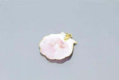 null Light pink shell pendant in gilded metal. 

Diameter : 4 cm.