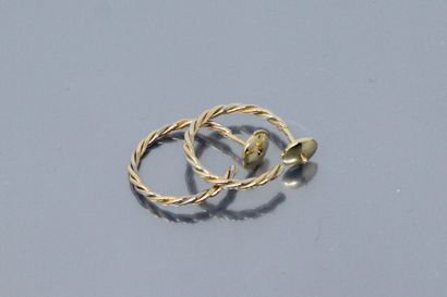 null Pair of twisted 18K (750) yellow gold hoop earrings. 

Weight : 4.18 g.