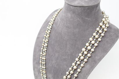 null Lot de deux collier fantaisie, l'un signé Myriam Haskell orné de perles fantaisies,...