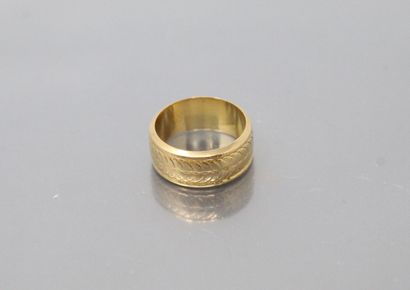 null Wedding ring in 18k (750) yellow gold with geometrical motifs.

Finger size...