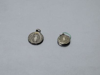 null Lot of two silver pendants. 

Weight : 9.06 g.