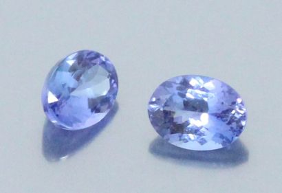 null Pairing of oval tanzanites on paper. 

Accompanied by an AIG certificate.

Weight...
