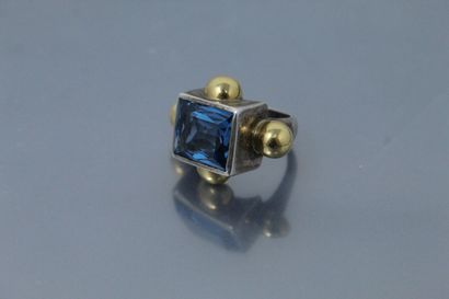 null Silver and 18k (750) yellow gold ring with a rectangular blue synthetic spinel....