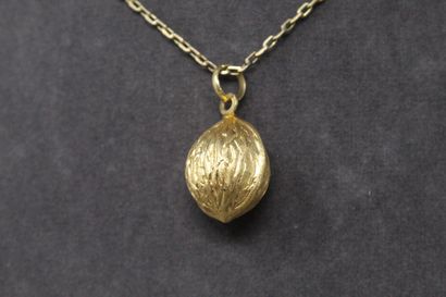 null 
Chaîne en or jaune 14k (585) et un pendentif stylisant une noix en or jaune...