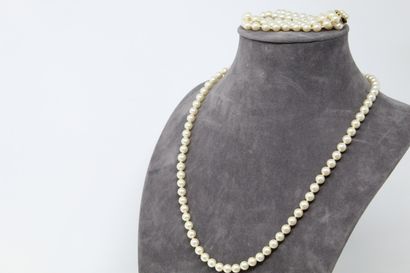 null Half set composed of a chocker pearl necklace and a three strings pearl bra...