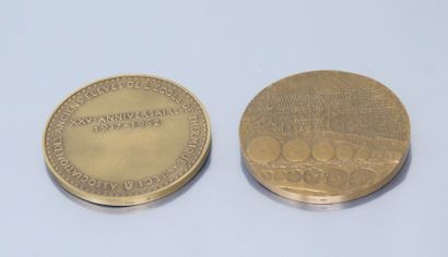 null Deux médailles de table en bronze :

- d'ap. Siv Holme, 1920-1970 / CINQUANTE...