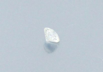 null Diamant rond sur papier. 

Poids : env. 0.45 ct.