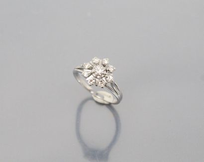 null Bague fleur en or gris 18k (750) ornée de diamants ronds taille moderne.

Tour...